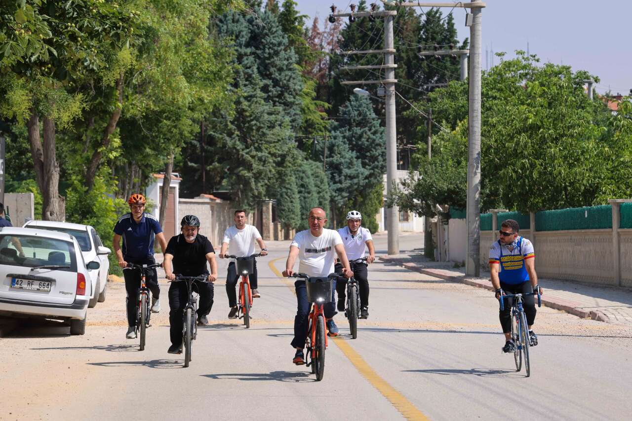 Başkan Kavuş bisikletiyle Konya sokaklarında! Meram’ın güzellerine pedal çevirdi 12